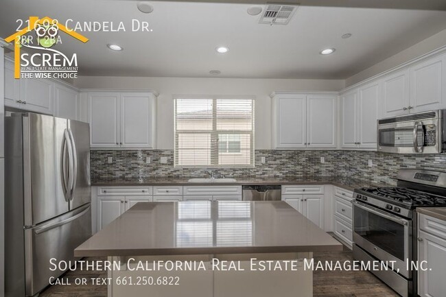 Building Photo - Updated Two Bedroom Detached Home in Gated...