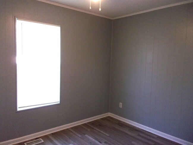 Building Photo - 3 Bedroom 1 Bath Home Recently Updated
