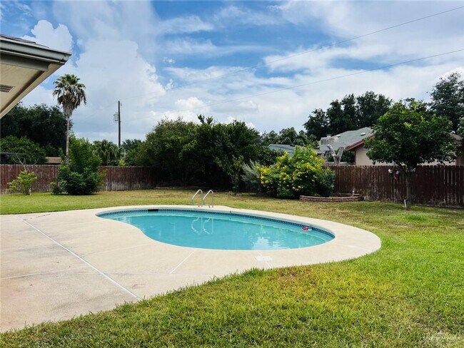 Building Photo - 1612 Merlin Dr