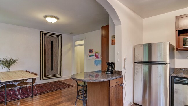 Building Photo - 7106 Maple Ave