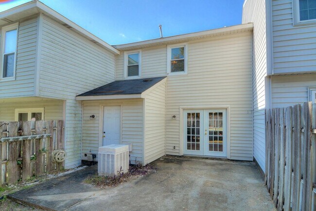 Building Photo - 2 Bed Townhouse!