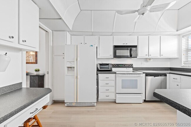 Building Photo - 3300 S Ocean Blvd