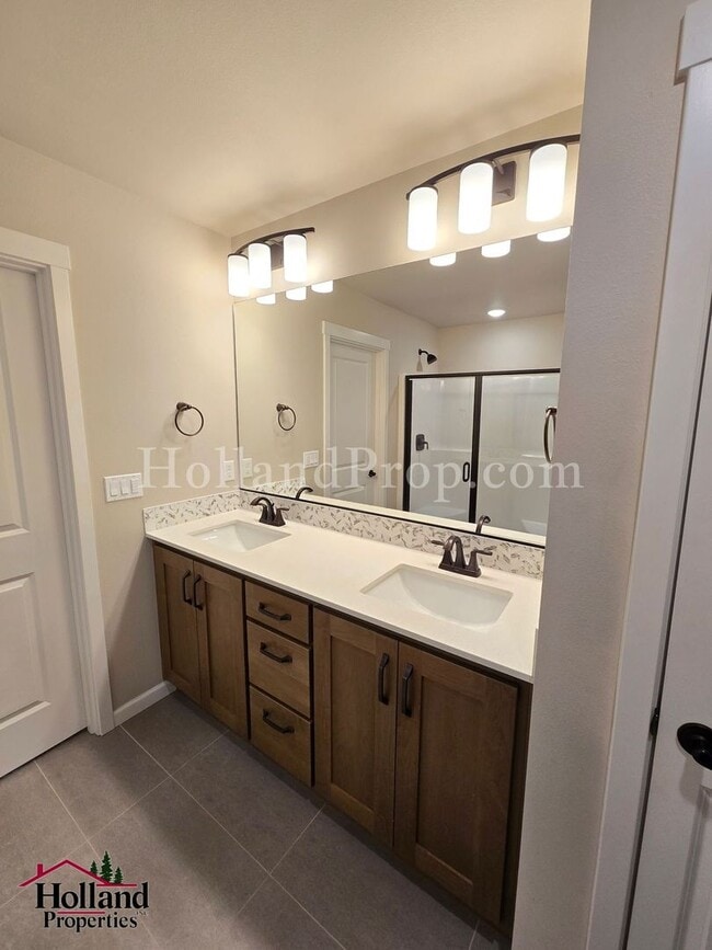 Building Photo - Charming 2-Bedroom, 1.5-Bath Home in a Pri...