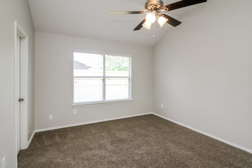 Building Photo - 900 Springfield Dr