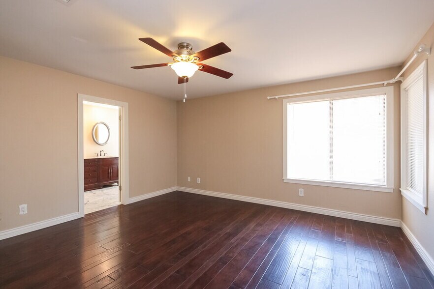 Building Photo - 1428 E Kent Ave