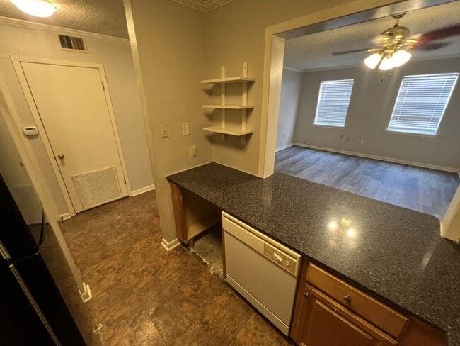 Building Photo - Stylish 2-Bed, 2-Bath Condo in Vibrant Mid...