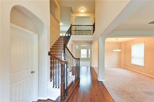 Building Photo - 100 Lake Mineral Wells Dr