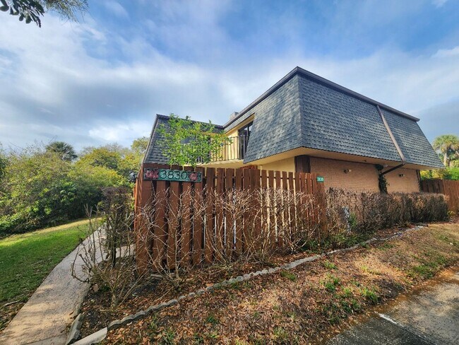 Building Photo - Charming Townhome in Cedar Dunes
