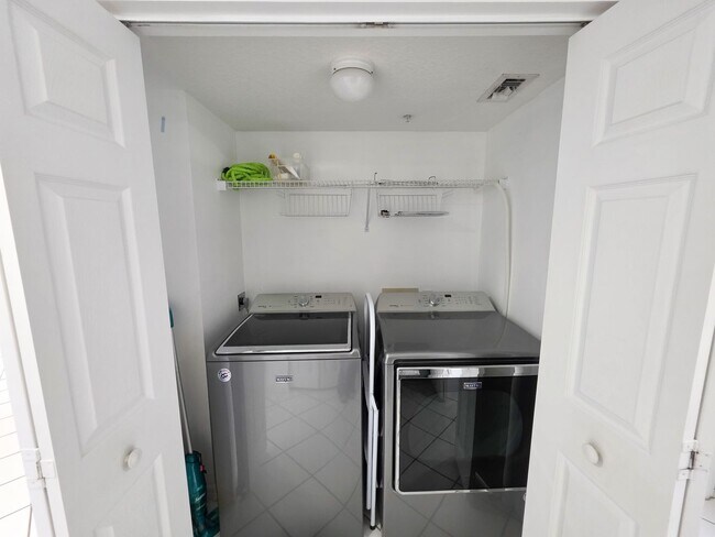 Building Photo - Beautiful Annual 7th floor Condo with Stunning Ocean Views 3/2