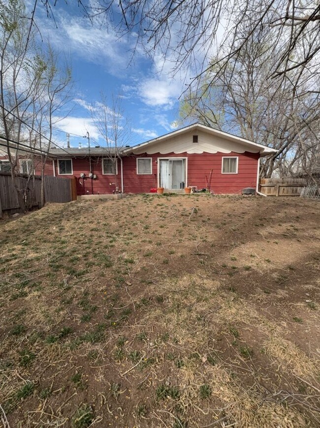 Building Photo - 526 N Frey Ave