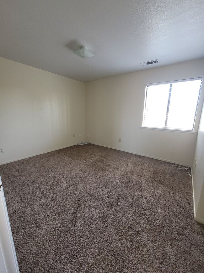 Building Photo - Available Now!! Delightful 2 bedroom, 2.5 bath condo!!