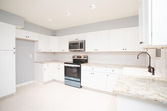 Building Photo - 5821 W Sunforest Dr