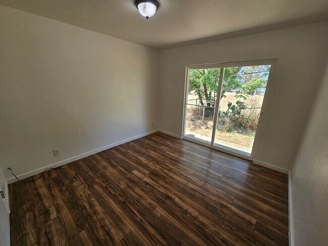 Building Photo - 2 Bedroom 1 Bath Apartment for Rent in Cor...