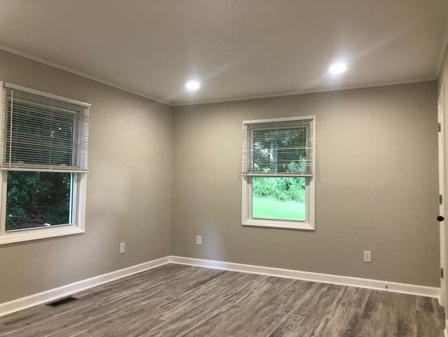 Building Photo - MOVE-IN READY!