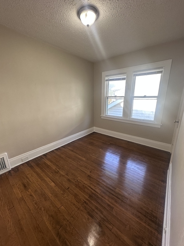 Building Photo - 10323 Linnet Ave