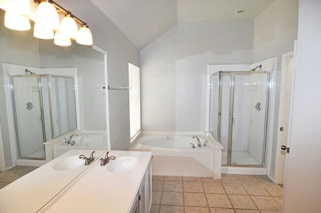 Building Photo - Lovely 3-bed, 2-bath home in North Fort Wo...