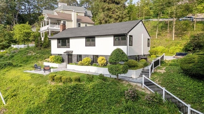 Building Photo - 8 Fairway Pl