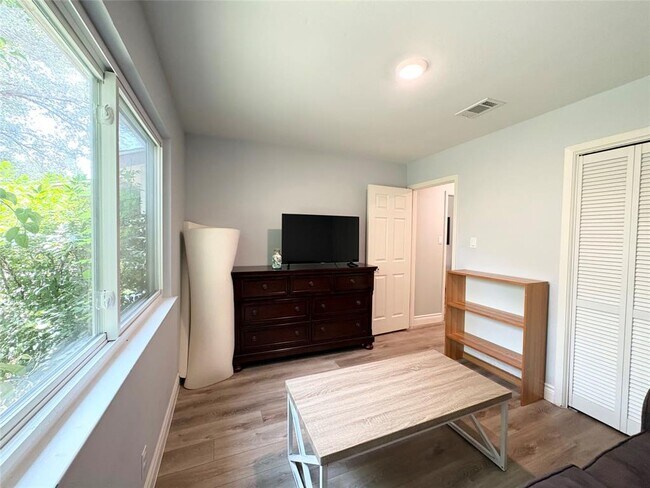 Building Photo - 1404 Cedar Park Dr