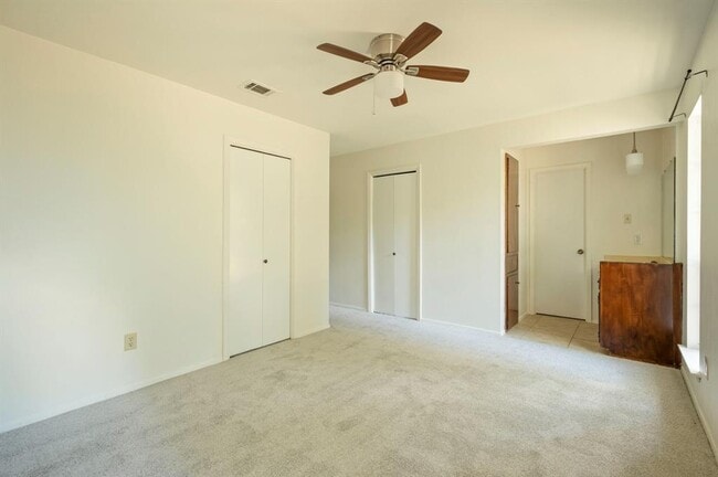 Building Photo - 9404 Shady Oaks Dr