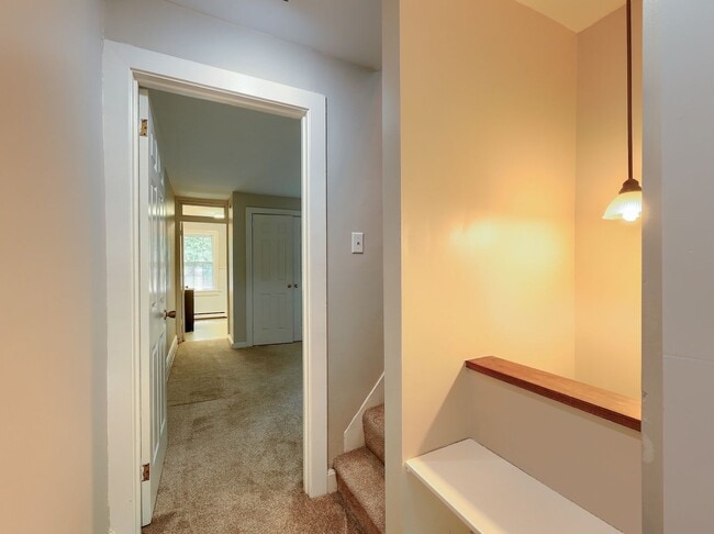 Building Photo - Spacious 3 Bedroom Single Family Home in the Capital District
