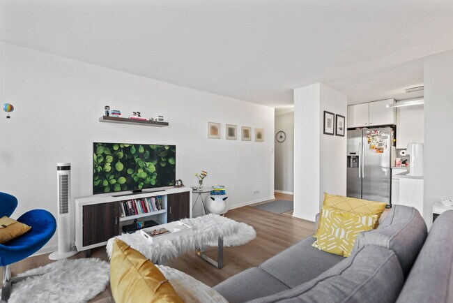 Building Photo - 111 E Chestnut St