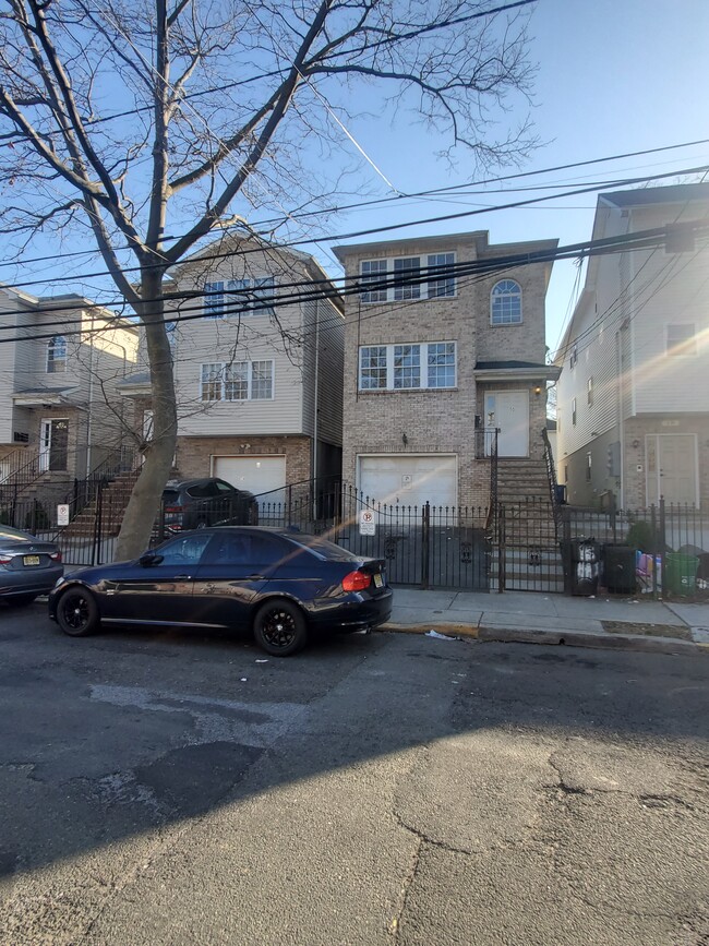 Primary Photo - 16 Halleck St