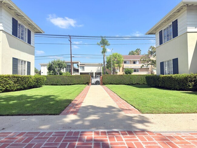 Building Photo - 12552 Oxnard St