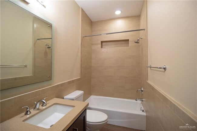 Building Photo - 15 Ulex Ave