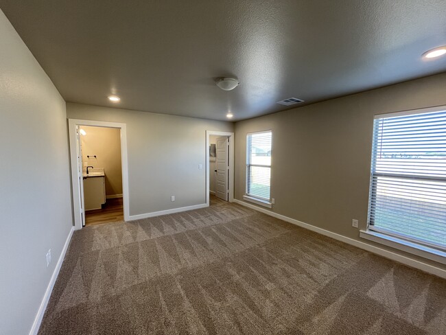 Building Photo - 1302 Ross Ave