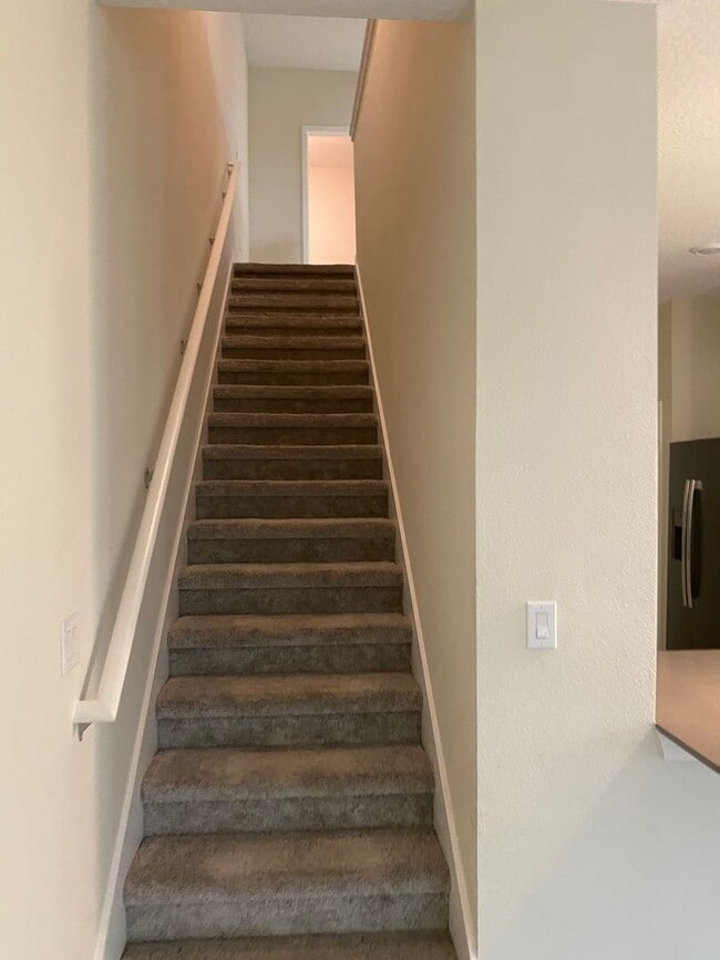 Building Photo - GATED 3 BR/2.5 TOWNHOUSE