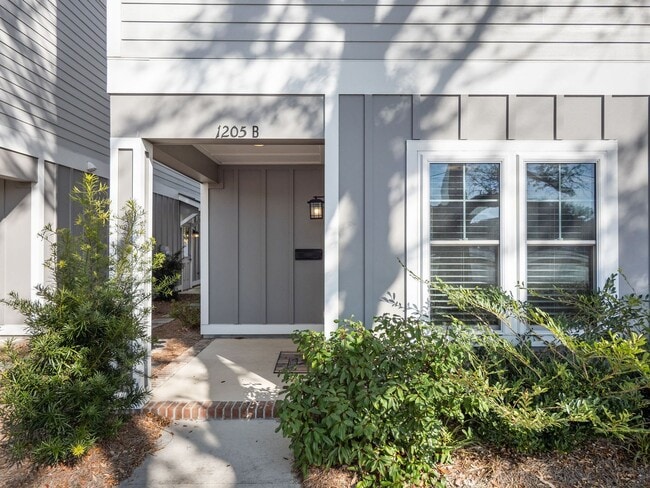 Building Photo - Modern Beaufort Townhome available for Long Term Rental