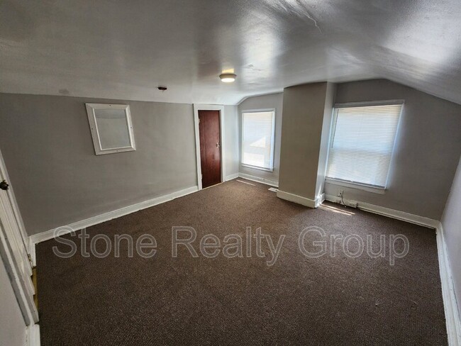 Building Photo - 662 Oak St