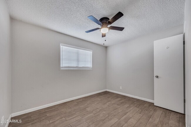 Building Photo - 102 W Holly Ln