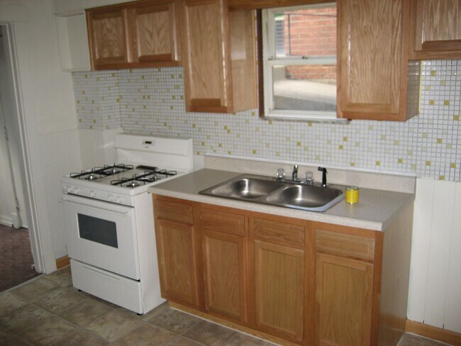 Building Photo - 3 Bedroom Home in Beechview - 1.5 Bath.