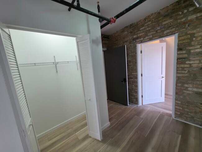 Building Photo - 2202 Lombard Ave