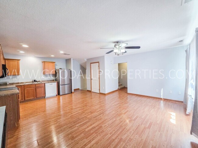 Building Photo - Beautiful 2 Bed, 2 Bath Townhome with 2-Car Garage in Ankeny!
