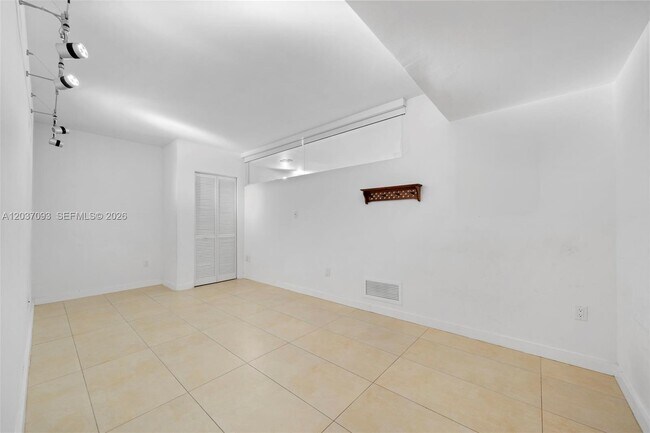 Building Photo - 181 Crandon Blvd