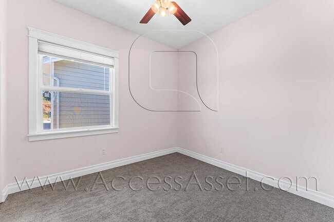 Building Photo - Designer Single-Story Home with Gourmet Kitchen & Mountain Views