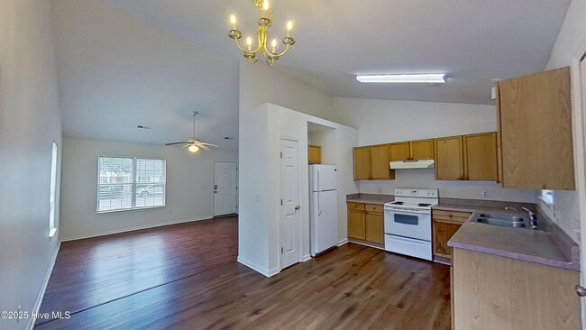 Building Photo - 4252 Sunglow Dr