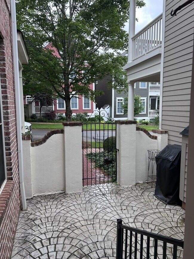 Building Photo - 212 Village Walk Ln