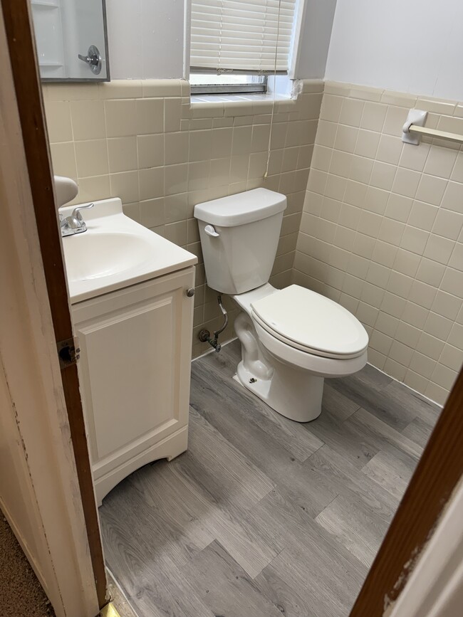 Building Photo - 915 N Spring St