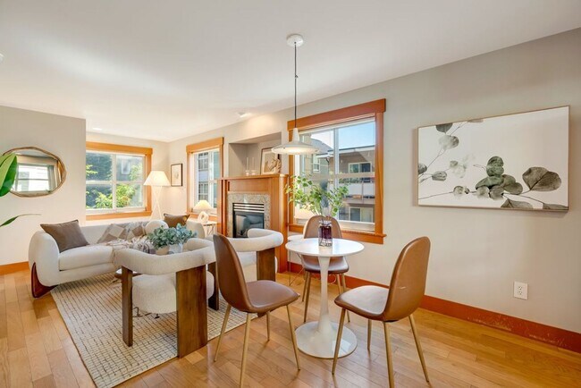 Building Photo - Queen Anne Townhouse