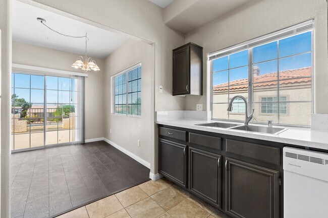 Building Photo - Gorgeous 2 Bedroom Townhome with attached ...