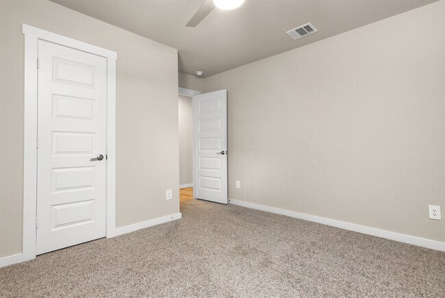 Building Photo - 2612 Golden Palms Ln
