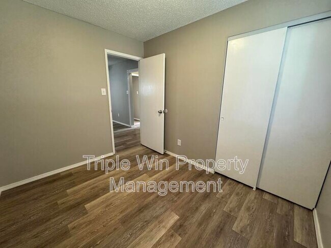 Building Photo - 513 Coachway Ln