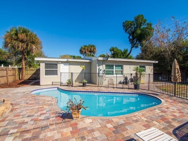 Building Photo - 703 5th Pl SW