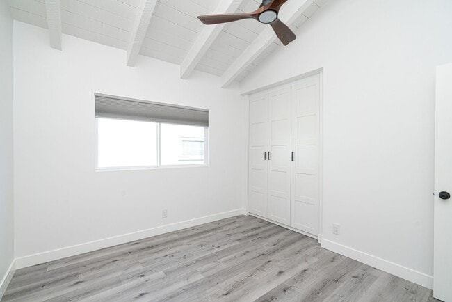 Building Photo - 905 W Balboa Blvd