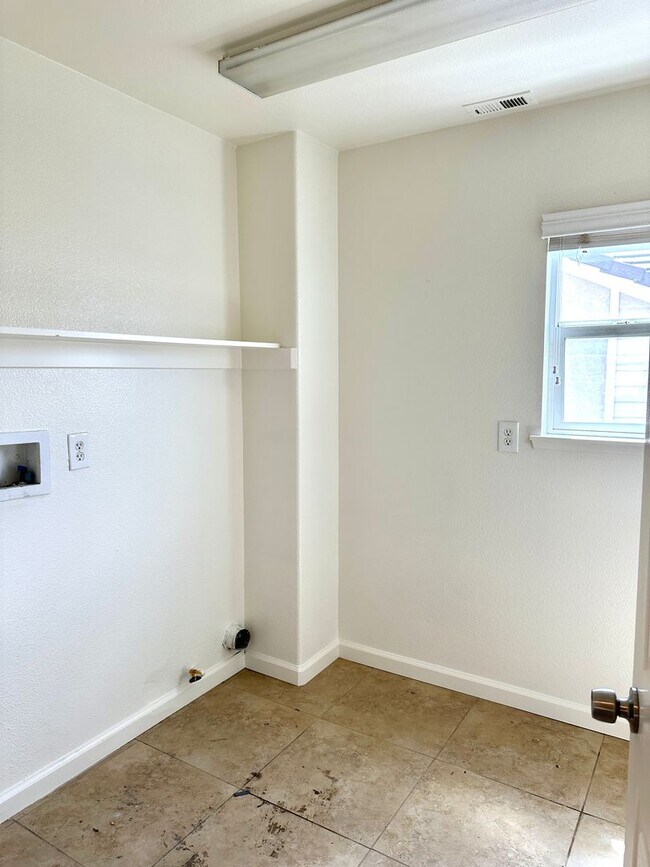 Building Photo - Spacious Family Oasis in the Heart of East...