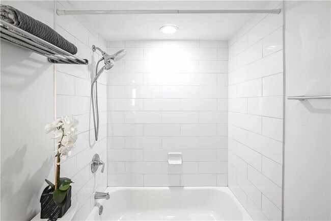 Building Photo - 4300 Roswell Rd NE