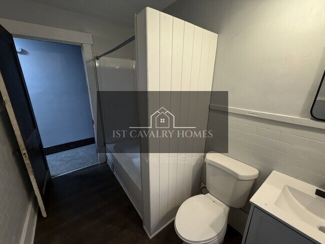 Building Photo - 242 Park Ave SW